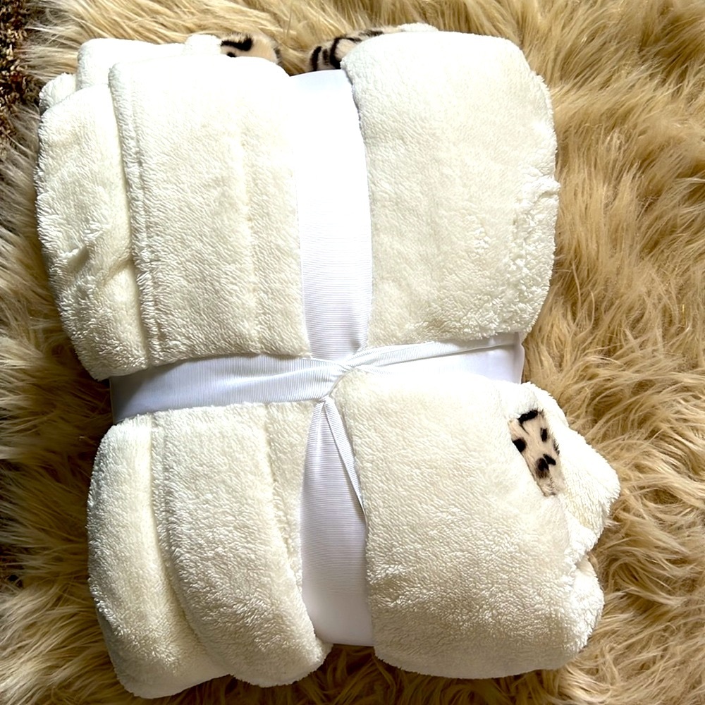 Royal Standard Hooded Robe - Picture 3 of 6